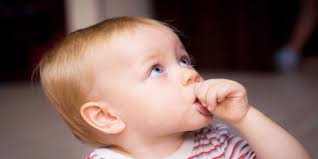 طرق للتخلص من عادة وضع الاصبع في الفم عند الاطفال