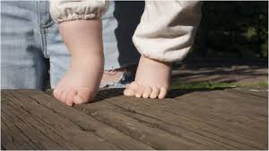 المشي على أصابع القدم في الأطفال